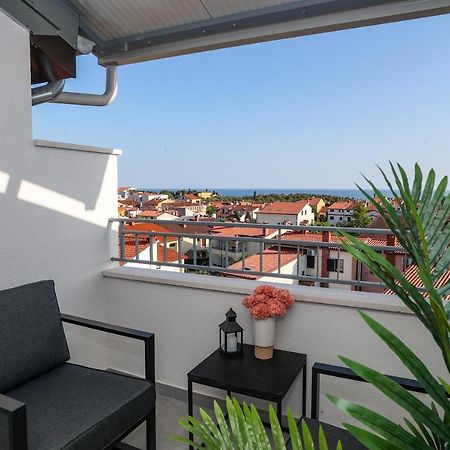 Blue Sky Apartment โรวีน ภายนอก รูปภาพ