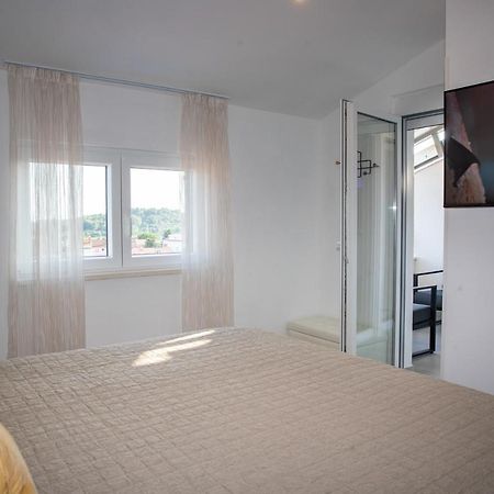 Blue Sky Apartment โรวีน ภายนอก รูปภาพ